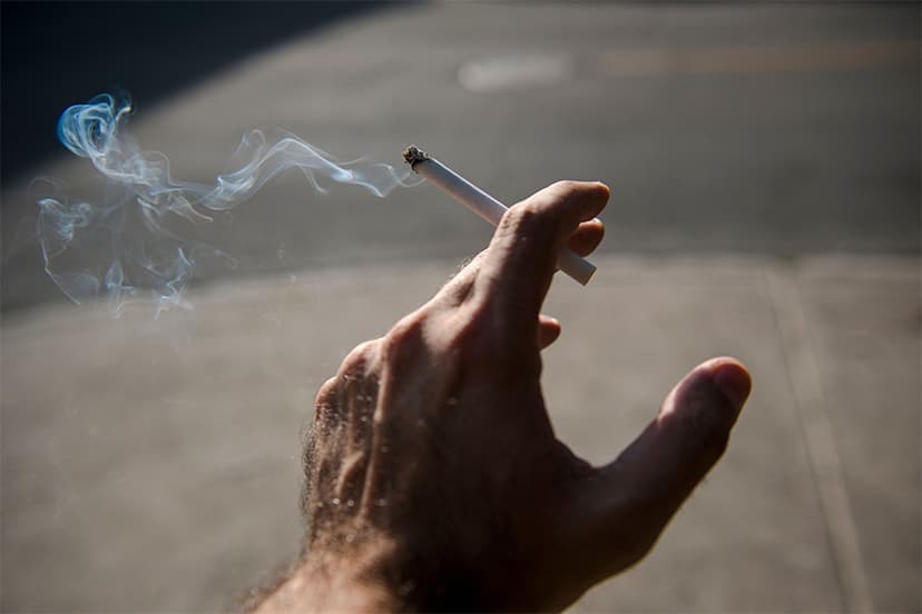 Esta ilustración fotográfica muestra a un hombre sosteniendo un cigarrillo el 1 de agosto de 2023 en Montreal, Canadá. (ANDREJ IVANOV/AFP a través de Getty Images)