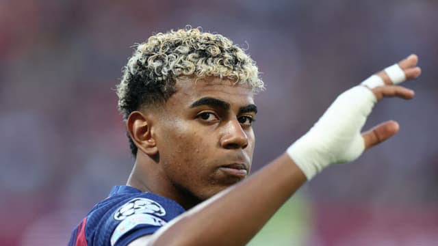 El delantero español del Barcelona #10 Lamine Yamal gesticula antes del partido de fútbol de la tercera jornada de la fase de grupos de la Liga de Campeones de la UEFA entre el FC Barcelona y el Olympiakos FC en el Estadio Olímpico Lluís Companys de Barcelona, el 21 de octubre de 2025. (JOSEP LAGO/AFP vía Getty Images)