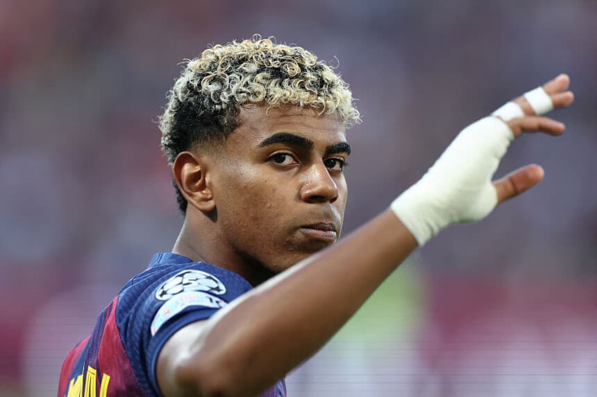 El delantero español del Barcelona #10 Lamine Yamal gesticula antes del partido de fútbol de la tercera jornada de la fase de grupos de la Liga de Campeones de la UEFA entre el FC Barcelona y el Olympiakos FC en el Estadio Olímpico Lluís Companys de Barcelona, el 21 de octubre de 2025. (JOSEP LAGO/AFP vía Getty Images)
