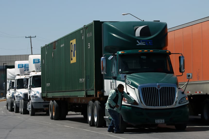 Fotografía de archivo donde se observa a un transportista revisando su unidad de carga en Ciudad Juárez, Chihuahua, México. (EFE/ Luis Torres)