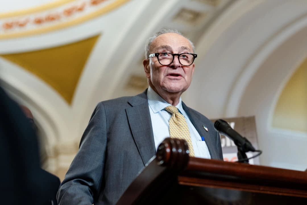 El líder de la minoría del Senado, Chuck Schumer (D-N.Y.), habla con los periodistas durante el cierre del gobierno en una rueda de prensa en el Capitolio, en Washington, el 15 de octubre de 2025. (Madalina Kilroy/The Epoch Times)