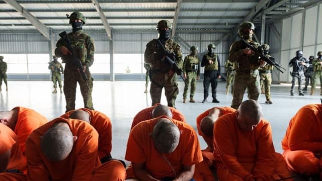 Fotografía tomada de la cuenta en X @DanielNoboaOk del presidente de Ecuador, Daniel Noboa, de presos durante su traslado a una prisión. Noboa aseguró que 300 de los presos más peligrosos del país fueron trasladados a la nueva prisión de máxima seguridad un día después de que 31 prisioneros fueran asesinados en la cárcel de la ciudad de Machala, fronteriza con Perú. (EFE/ @DanielNoboaOk)