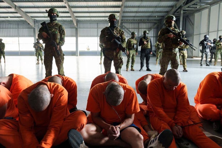 Fotografía tomada de la cuenta en X @DanielNoboaOk del presidente de Ecuador, Daniel Noboa, de presos durante su traslado a una prisión. Noboa aseguró que 300 de los presos más peligrosos del país fueron trasladados a la nueva prisión de máxima seguridad un día después de que 31 prisioneros fueran asesinados en la cárcel de la ciudad de Machala, fronteriza con Perú. (EFE/ @DanielNoboaOk)