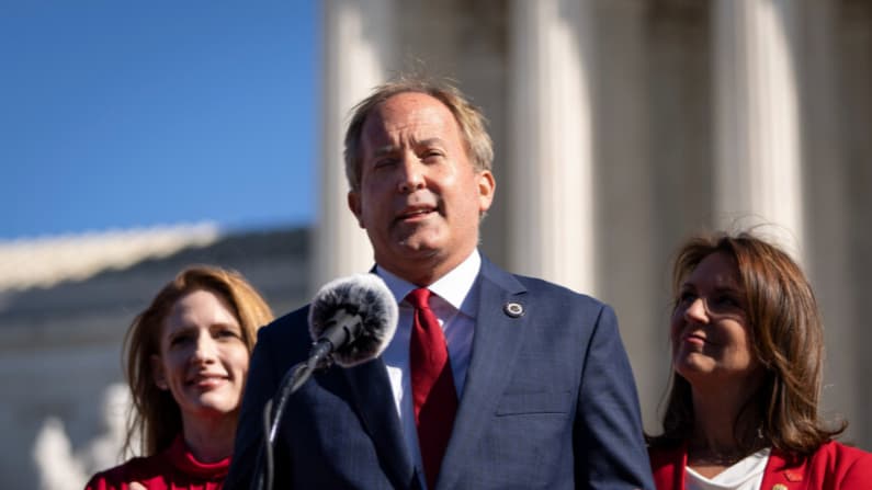 Texas demanda al condado de Harris por destinar 1.3 millones para defender a inmigrantes de deportación