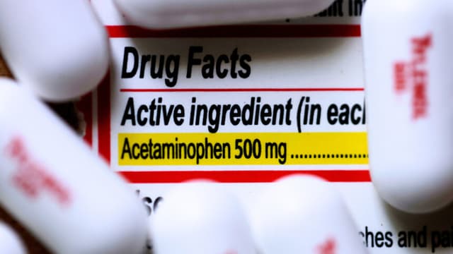 En esta ilustración fotográfica, el acetaminofén, el ingrediente activo del Tylenol, aparece en un envase de Tylenol el 23 de septiembre de 2025 en San Anselmo, California. (Ilustración fotográfica de Justin Sullivan/Getty Images)