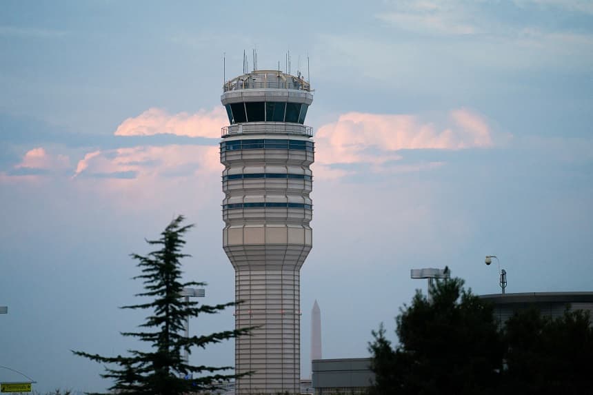 La torre de control del tráfico aéreo del Aeropuerto Nacional Reagan en Arlington, Virginia, en el día 40 del cierre del gobierno, el 9 de noviembre de 2025. (ALLISON ROBBERT/AFP a través de Getty Images)