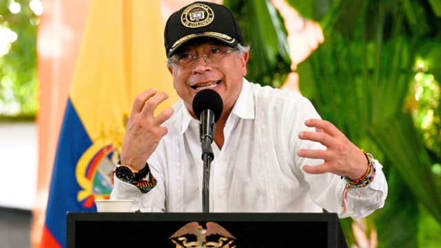 El presidente de Colombia, Gustavo Petro, pronuncia un discurso durante una ceremonia para destruir material bélico en Puerto Asís, Colombia, el 15 de octubre de 2025. (Foto de DAVID SALAZAR/AFP a través de Getty Images)