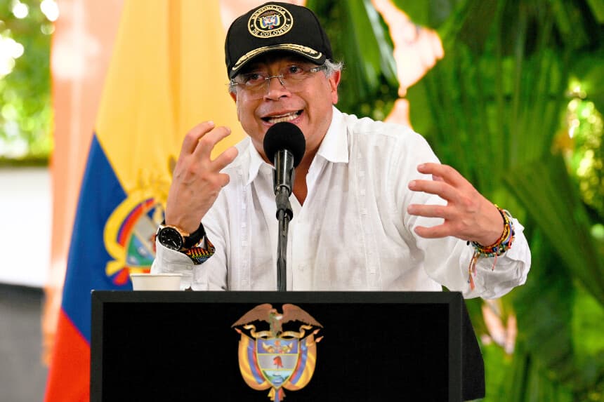 El presidente de Colombia, Gustavo Petro, pronuncia un discurso durante una ceremonia para destruir material bélico en Puerto Asís, Colombia, el 15 de octubre de 2025. (Foto de DAVID SALAZAR/AFP a través de Getty Images)