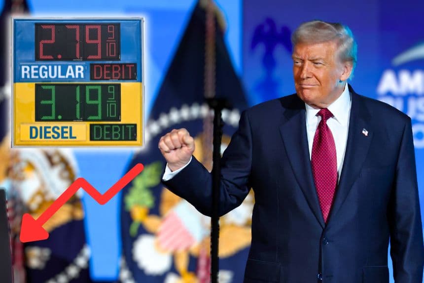 Composición: Fondo: El presidente de los Estados Unidos habla en el escenario durante el primer día del America Business Forum en el Kaseya Center el 5 de noviembre de 2025 en Miami, Florida. (Alexander Tamargo/Getty Images para America Business Forum) Esquina izquierda: Precios de la gasolina en una gasolinera Valero en Katy, Texas, el 12 de agosto de 2025. (RONALDO SCHEMIDT/AFP vía Getty Images)