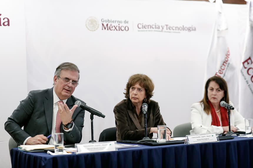 El secretario de Economía, Marcelo Ebrard (i), la secretaria de Ciencias, Humanidades, Tecnología e Innovación, Rosaura Ruiz Gutiérrez (c), y la gobernadora del estado de Morelos, Margarita González Saravia (d), participan en una rueda de prensa este martes, en Ciudad de México. México acogerá el InnovaFest Latam, un evento que reunirá seis celebraciones, entre ellas el Encuentro Ministerial de Latinoamérica y el Caribe, al que han confirmado su asistencia todos los países de la región durante los días 4 y 5 de diciembre en el central estado de Morelos, vecino a la capital. (EFE/ Isaac Esquivel)