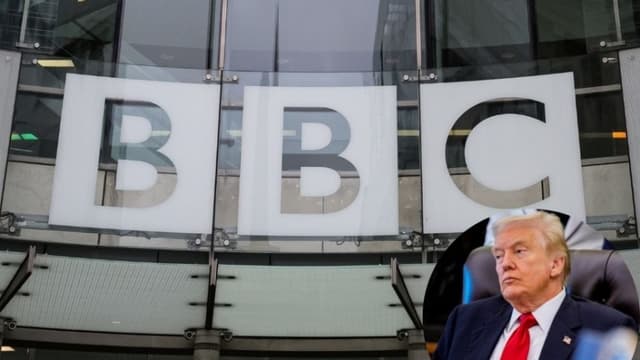 Imagen compuesta: Fondo: El logotipo de la BBC se muestra sobre la entrada de Broadcasting House el 10 de noviembre de 2025 en Londres, Reino Unido. (Leon Neal/Getty Images) Esquina derecha: El presidente de los Estados Unidos, Donald Trump en el Despacho Oval de la Casa Blanca el 6 de noviembre de 2025 en Washington, DC. (Andrew Harnik/Getty Images)