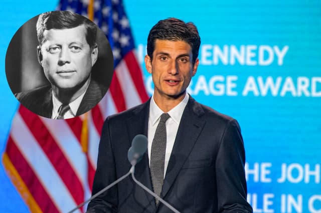 Foto compuesta. Fondo: El escritor estadounidense Jack Schlossberg habla en la Biblioteca y Museo Presidencial John F. Kennedy en Boston, Massachusetts, el 4 de mayo de 2025. (JOSEPH PREZIOSO/AFP vía Getty Images) Esquina izquierda: Alrededor de 1960: el presidente estadounidense John F. Kennedy (1917-1963). (Fabian Bachrach/Fox Photos/Getty Images)