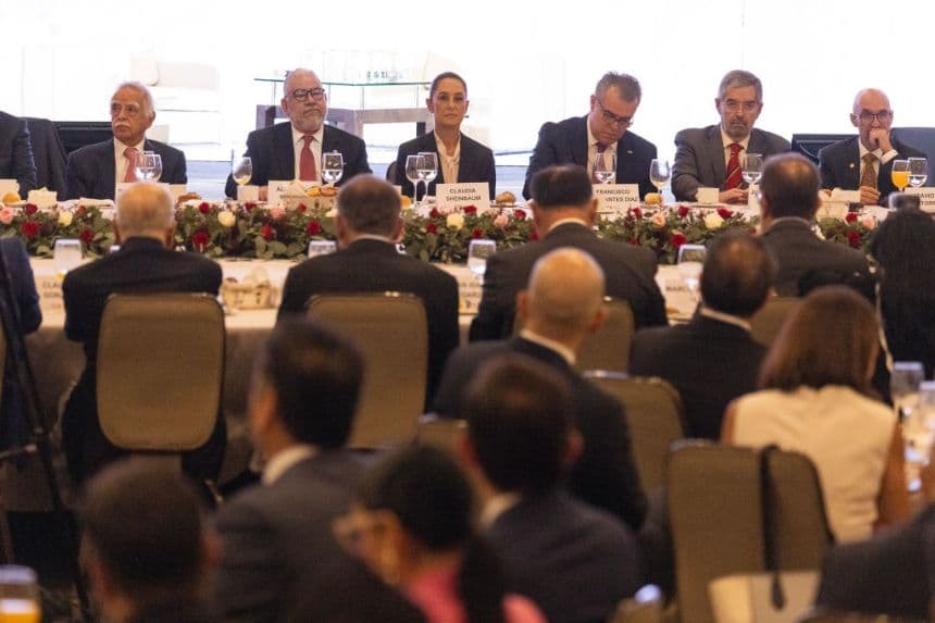 La presidenta electa de México, Claudia Sheinbaum, se sienta con empresarios durante una reunión en el Hotel Presidente Intercontinental, el 19 de junio de 2024 en la Ciudad de México, México. (Cristopher Rogel Blanquet/Getty Images)