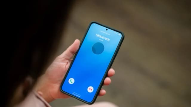 Un teléfono muestra un identificador de llamadas desconocido, en esta ilustración fotográfica. (Oleksii Pydsosonnii/The Epoch Times).