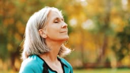 Tres maneras sencillas de fortalecer y nutrir los pulmones esta temporada