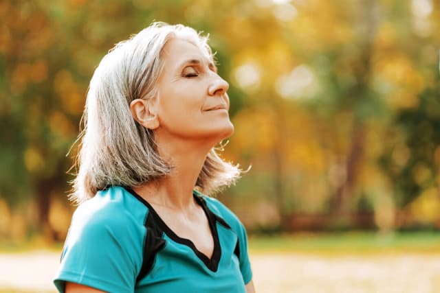 Tres maneras sencillas de fortalecer y nutrir los pulmones esta temporada