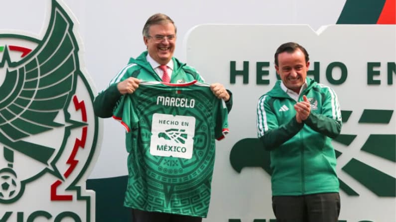 Secretario de Economía entrega distintivo "Hecho en México" a la Federación Mexicana de Fútbol