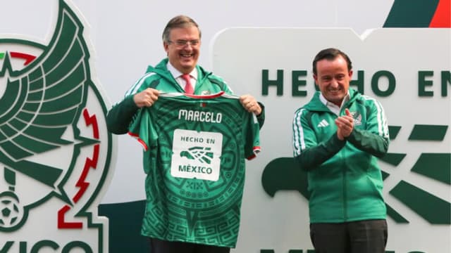 El secretario de economía de México, Marcelo Ebrad, entregó el 12 de noviembre un certificado y un distintivo de "Hecho en México" al director de la Federación Mexicana de Futbol, Mikel Arriola.