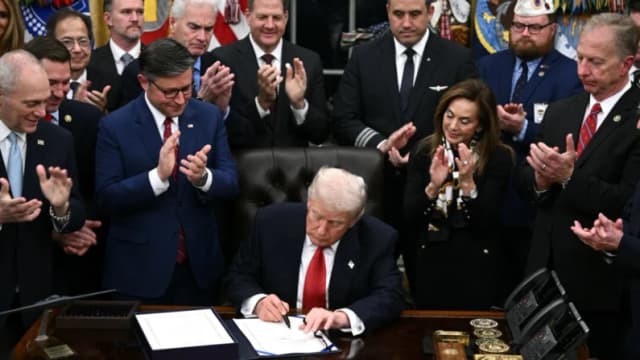 El presidente Donald Trump firma el paquete de leyes para la reapertura del gobierno federal en el Despacho Oval de la Casa Blanca el 12 de noviembre de 2025. (Brendan Smialowski/AFP vía Getty Images)