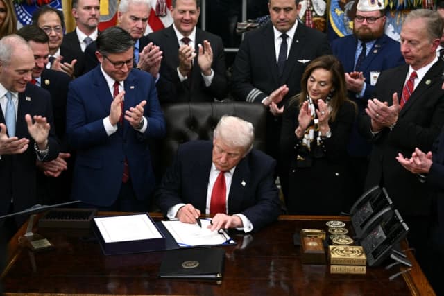 Trump firma proyecto de ley y pone fin al cierre gubernamental más largo de la historia
