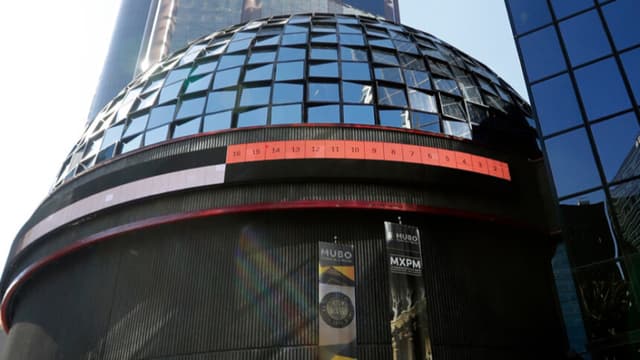 La Bolsa de México pierde impulso y baja 1.76 % tras su máximo histórico
