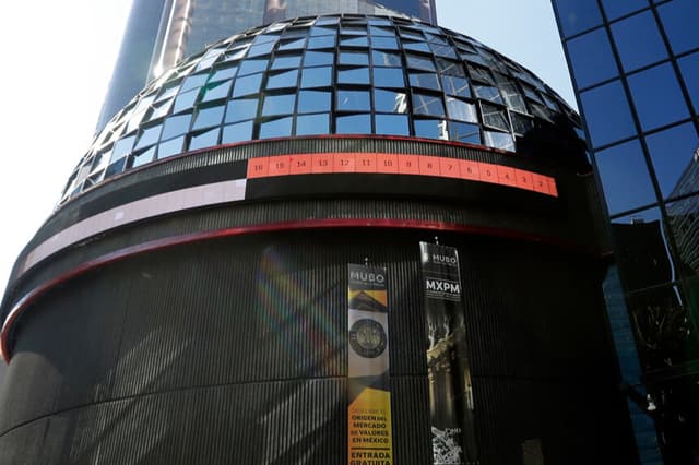 La Bolsa de México pierde impulso y baja 1.76 % tras su máximo histórico