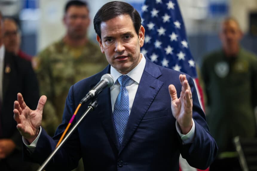 El secretario de Estado estadounidense, Marco Rubio, habla con los medios de comunicación tras visitar el Centro de Coordinación Civil-Militar en el sur de Israel el 24 de octubre de 2025. El presidente estadounidense, Donald Trump, lanzó una severa advertencia a Israel sobre la anexión de Cisjordania en una entrevista publicada el 23 de octubre, mientras que el secretario de Estado Rubio, de visita en la zona, se mostró confiado en que se mantendrá el alto el fuego en Gaza respaldado por Estados Unidos. (Foto de Fadel SENNA / POOL / AFP) (Foto de FADEL SENNA/POOL/AFP a través de Getty Images)