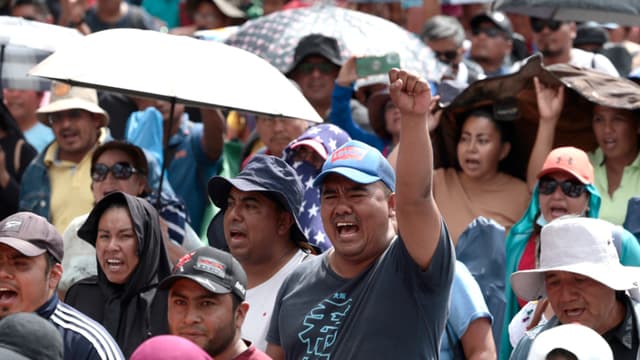 Maestros de la Coordinadora Nacional de Trabajadores de la Educación (CNTE) intentaron este jueves derribar las vallas que rodean el Palacio Nacional, desde donde habitualmente la presidenta de México, Claudia Sheinbaum, ofrece sus conferencias de prensa matutinas y que es, además, su residencia. (Fotografía de archivo. EFE/ José Méndez)