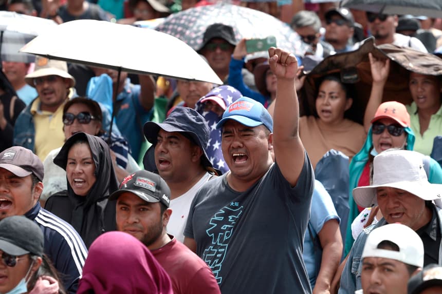 Maestros mexicanos protestan frente al Palacio Nacional y desafían las vallas