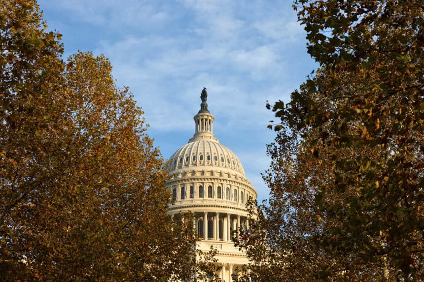 WASHINGTON, DC - 9 DE NOVIEMBRE: El Capitolio de los Estados Unidos se ve en el cuadragésimo día del cierre del gobierno, el 9 de noviembre de 2025, en Washington, DC. El Senado se reunió en una sesión extraordinaria dominical con el fin de poner fin al cierre del Gobierno. (Foto de Anna Rose Layden/Getty Images).
