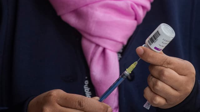 Fotografía de archivo del 13 de agosto de 2023, donde se observa a una persona sosteniendo una vacuna en un Hospital de la Ciudad de México (EFE/Isaac Esquivel)