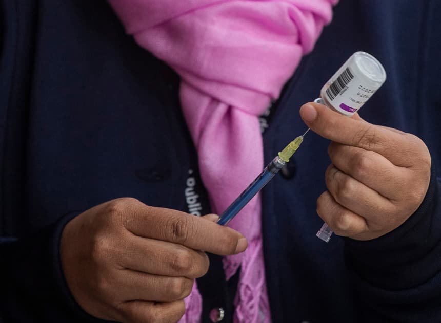 Fotografía de archivo del 13 de agosto de 2023, donde se observa a una persona sosteniendo una vacuna en un Hospital de la Ciudad de México (EFE/Isaac Esquivel)