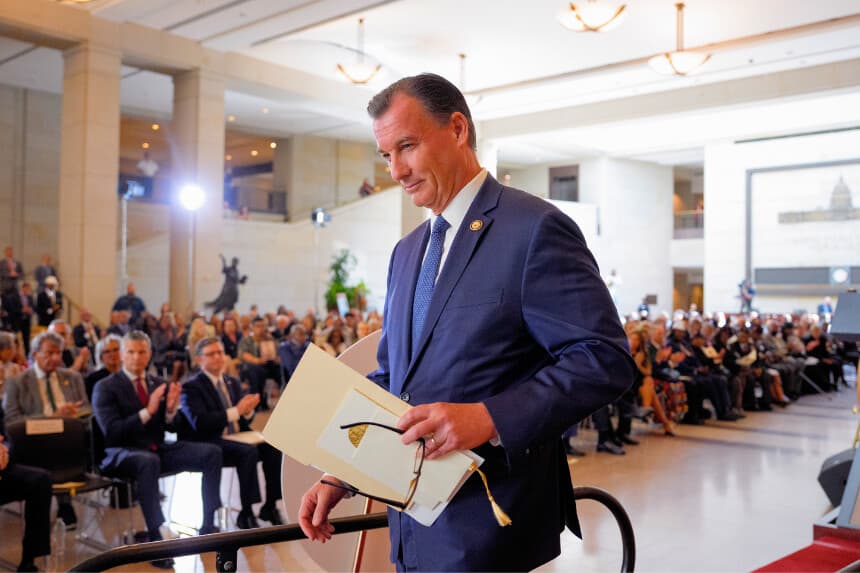 WASHINGTON, DC - 3 DE SEPTIEMBRE: El representante Tom Suozzi (D-NY) baja del escenario tras pronunciar un discurso durante la ceremonia de entrega de la Medalla de Oro del Congreso a los "Harlem Hellfighters" de la Primera Guerra Mundial en el Capitolio, el 3 de septiembre de 2025 en Washington, DC. La Medalla de Oro del Congreso fue entregada a los "Harlem Hellfighters" de la Primera Guerra Mundial, un regimiento de infantería afroamericano (el 369º) que fue la primera unidad estadounidense en participar en combates continuos. (Foto de Andrew Harnik/Getty Images).