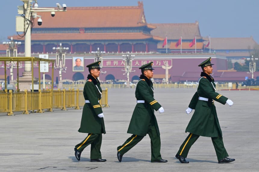 Policías paramilitares desfilan ante las cámaras de vigilancia de la plaza de Tiananmen tras la segunda sesión plenaria de la Asamblea Popular Nacional (APN) celebrada en Pekín el 8 de marzo de 2025. (Foto de ADEK BERRY / AFP) (Foto de ADEK BERRY/AFP a través de Getty Images).