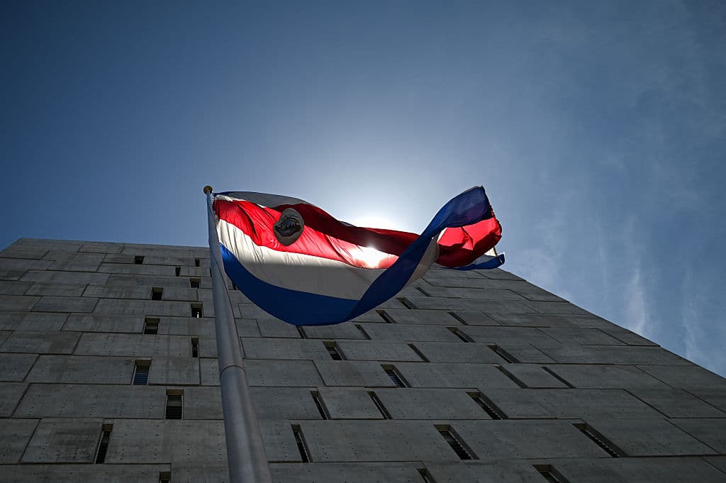 Una bandera de Costa Rica ondea en la Asamblea Legislativa de San José el 1 de agosto de 2025. (PABLO VERA/AFP vía Getty Images)