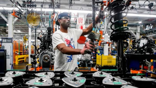 Trabajadores ensamblan autos en la planta de ensamblaje recientemente renovada de Ford, en Chicago, el 24 de junio de 2019. (Jim Young/AFP vía Getty Images)