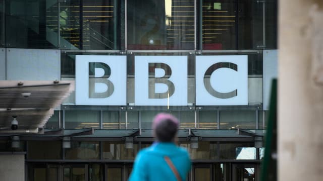 El logotipo de la BBC se ve en la sede de la BBC Broadcasting House el 17 de enero de 2022 en Londres, Inglaterra. (Foto de Leon Neal/Getty Images)