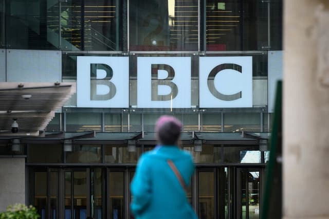 La BBC pide disculpas a Trump por engañar a los espectadores con la edición del discurso del 6 de enero