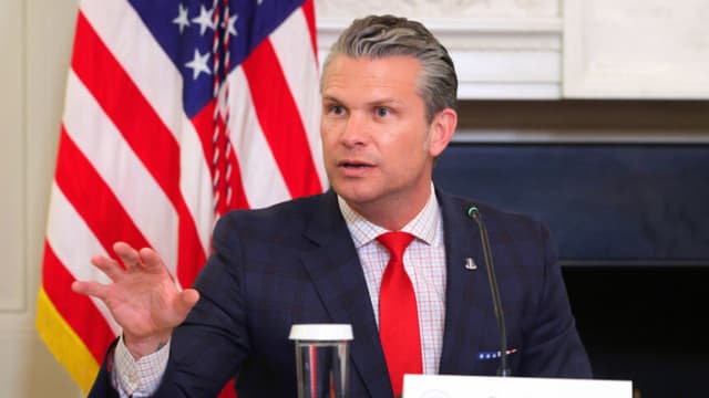 El secretario de Guerra de Estados Unidos, Pete Hegseth, pronuncia unas palabras mientras el presidente Donald Trump hace un anuncio sobre su Grupo de Trabajo de Seguridad Nacional en el Comedor de Estado de la Casa Blanca el 23 de octubre de 2025 en Washington, D.C. (Foto de Alex Wong/Getty Images)