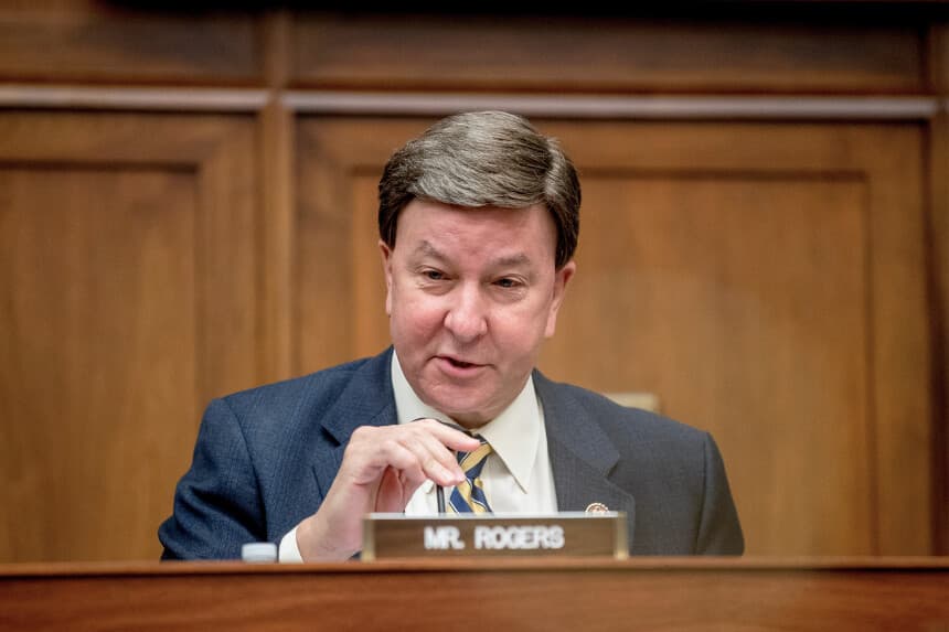 WASHINGTON, DC - 22 DE JULIO: El representante Mike Rogers, republicano por Alabama y miembro destacado del comité, habla mientras el administrador de la Agencia Federal para el Manejo de Emergencias, Peter Gaynor, comparece ante una reunión del Comité de Seguridad Nacional de la Cámara de Representantes en el Capitolio, el 22 de julio de 2020 en Washington, DC. Peter Gaynor testificó sobre la respuesta nacional a la pandemia del coronavirus. (Foto de Andrew Harnik-Pool/Getty Images).