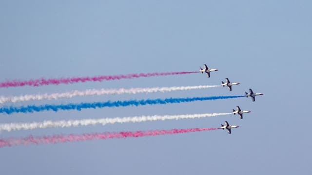 Cinco aviones de entrenamiento AT-3 Advanced Jet sobrevuelan la ciudad durante un ensayo previo a las celebraciones del Día Nacional de Taiwán el 29 de septiembre de 2022 en Taipéi, Taiwán. (Annabelle Chih/Getty Images)