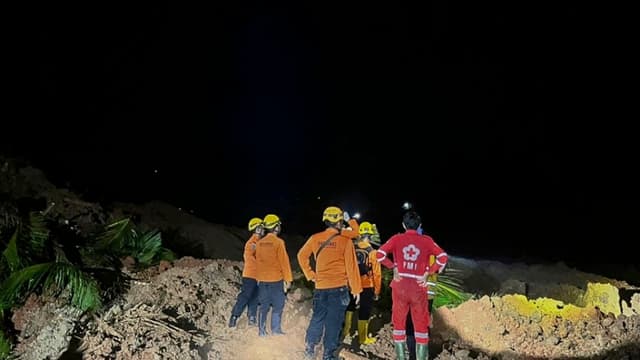 Los equipos de emergencia indonesios tratan de encontrar posibles supervivientes tras un alud que sepultó varias viviendas en el centro de la isla indonesia de Java
(EFE/EPA/BASARNAS)