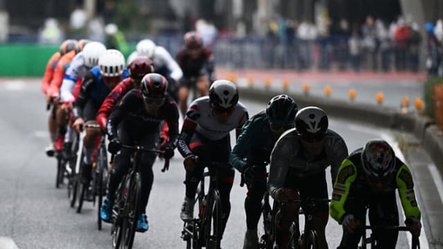 Ciclistas pasan por debajo de un puente durante el Tour de France Saitama Criterium, el 9 de noviembre de 2025. (GREG BAKER/AFP vía Getty Images)