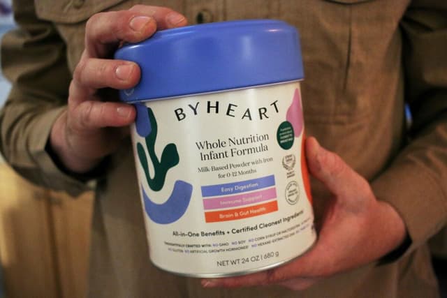 Stephen Dexter sostiene un envase de leche de fórmula para bebés ByHeart, que fue recientemente retirado del mercado por ByHeart, en Flagstaff, Arizona, el 12 de noviembre de 2025. (Cheyanne Mumphrey/AP Photo)