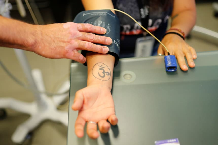 El cirujano de obesidad y diabetes, José Antonio Castañeda, atiende a una paciente en la ciudad de Guadalajara (Fotografía de archivo. EFE/ Francisco Guasco)