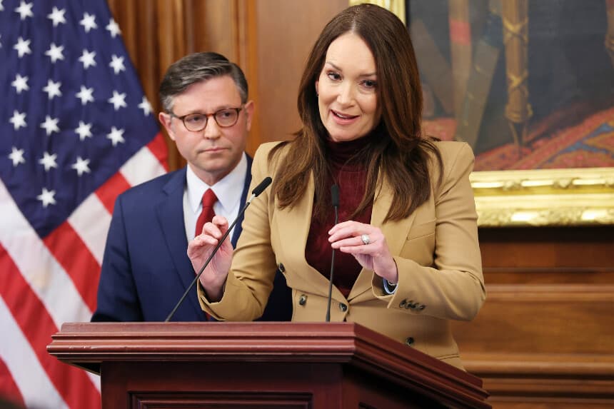 WASHINGTON, DC - 31 DE OCTUBRE: La secretaria de Agricultura de los Estados Unidos, Brooke Rollins, habla junto al presidente de la Cámara de Representantes de Estados Unidos, Mike Johnson ( R-LA), durante una rueda de prensa en el Capitolio el 31 de octubre de 2025 en Washington, DC. La oficina del presidente de la Cámara de Representantes celebró la rueda de prensa el día 31 del cierre del gobierno para hablar sobre los programas de cupones de alimentos que se están quedando sin financiación. (Foto de Anna Moneymaker/Getty Images).