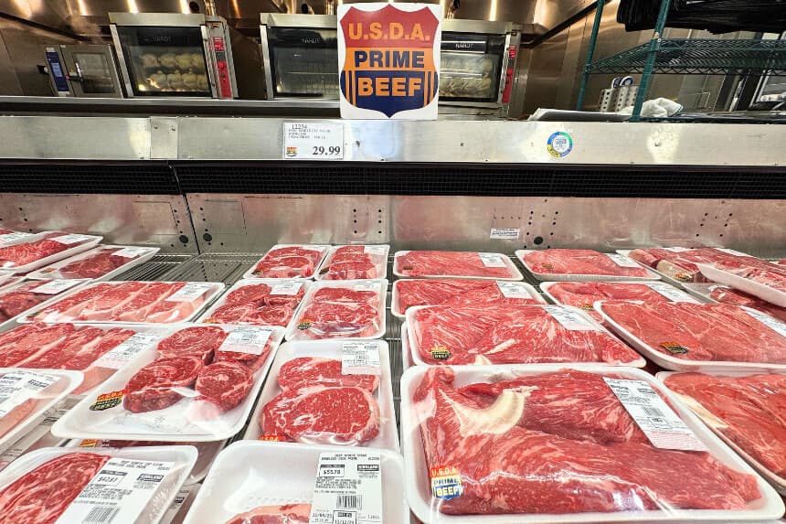 Carne de res de primera calidad del Departamento de Agricultura de EE. UU. expuesta en una tienda Costco el 11 de noviembre de 2025 en Novato, California. (Foto de Justin Sullivan/Getty Images)