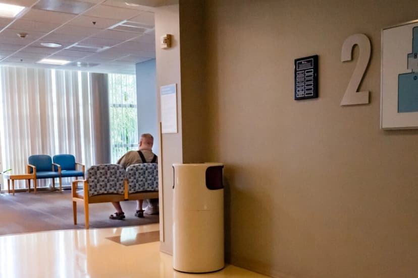 Un hombre sentado en la sala de espera de un hospital en Irvine, California, el 8 de julio de 2025. (John Fredricks/The Epoch Times)