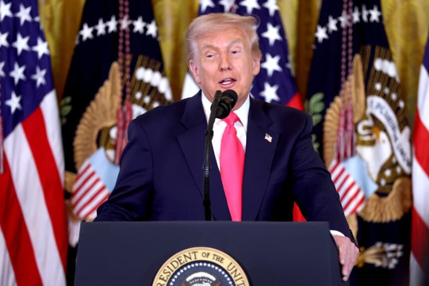 El presidente Donald Trump pronuncia unas palabras durante la ceremonia de firma de la orden ejecutiva "Fostering the Future" (Fomentar el futuro) en el Salón Este de la Casa Blanca el 13 de noviembre de 2025. Anna Moneymaker/Getty Images