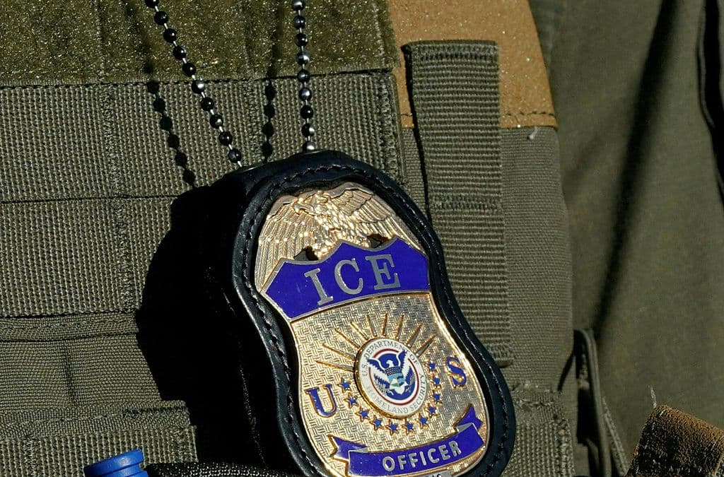 Imagen de archivo del 7 de mayo de 2025 en Newark, Nueva Jersey, que muestra una placa colgada sobre el uniforme de un agente del Servicio de Inmigración y Control de Aduanas (ICE). (Foto de TIMOTHY A. CLARY / AFP) (Foto de TIMOTHY A. CLARY/AFP a través de Getty Images)
